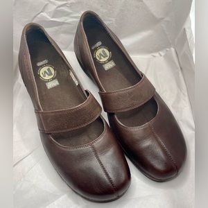 Merrell Brio J43440 Ortholite
Brown Split Toe Clogs Mary Jane Shoes Size 9 1/2